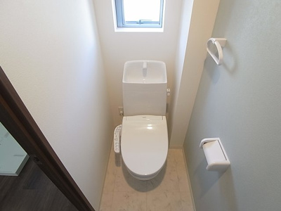 【トイレ】 | AQUA鈴蘭台 | 温水洗浄付きのトイレ、窓も完備