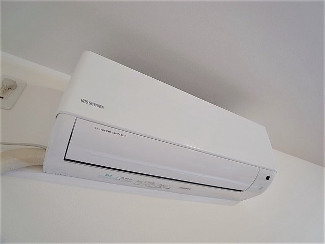 AQUA鈴蘭台の設備|リビングにはきれいなエアコン付き
