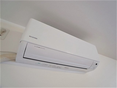 【設備】 | AQUA鈴蘭台 | リビングにはきれいなエアコン付き