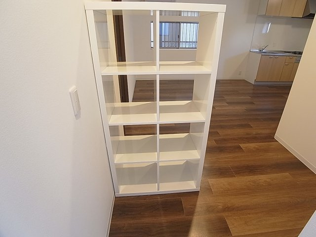 AQUA鈴蘭台の玄関|玄関には収納棚が完備してます