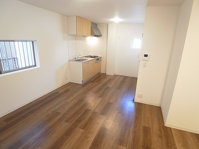 【居間・リビング】 | AQUA鈴蘭台 | 天井高く開放感の有るリノベ済み、リビングスペース