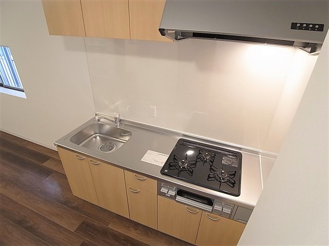 AQUA鈴蘭台のキッチン|システムキッチン、3口ガスコンログリル付き