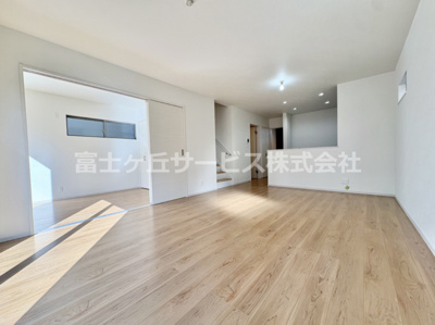 【居間・リビング】 | 豊橋市草間町 新築一戸建て | 使いやすい居間です