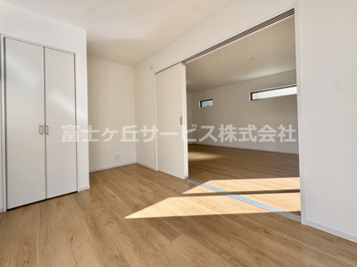 【洋室】 | 豊橋市草間町 新築一戸建て | 明るい洋室です