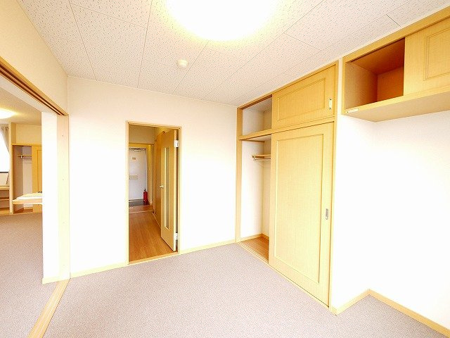 レオパレスヴィラージュＥの寝室|広くて明るい寝室