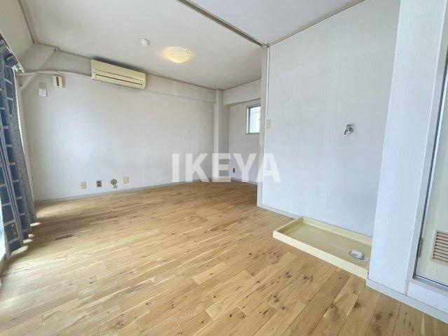 菅北ハイツの居間・リビング