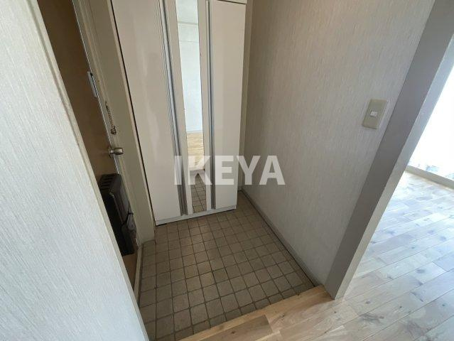 菅北ハイツの玄関