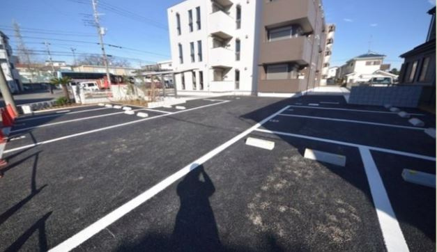 ルーエプラッツⅢの駐車場