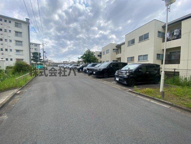 茄子作住宅第7号棟の駐車場|駐車スペースもあります