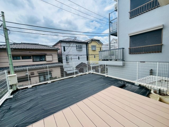 【バルコニー】 | 板橋区徳丸５丁目　中古戸建て | １階バルコニーは庭もあり、のんびり広々過ごせるスペース