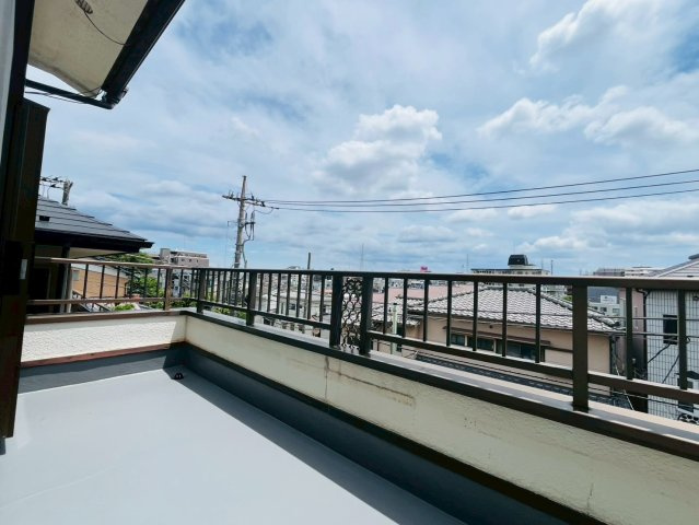 【バルコニー】 | 板橋区徳丸５丁目　中古戸建て | 陽当たりのよい住宅エリアなので多くの陽光が降り注ぐバルコニー