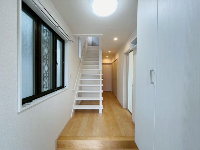 【玄関】 | 板橋区徳丸５丁目　中古戸建て | 居住者を優しく迎え、開放的な玄関スペース