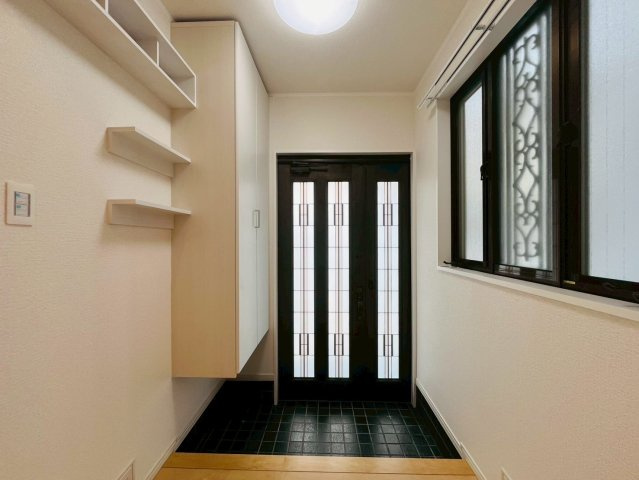 【玄関】 | 板橋区徳丸５丁目　中古戸建て | 玄関は明るさを強調した心地良い空間を演出