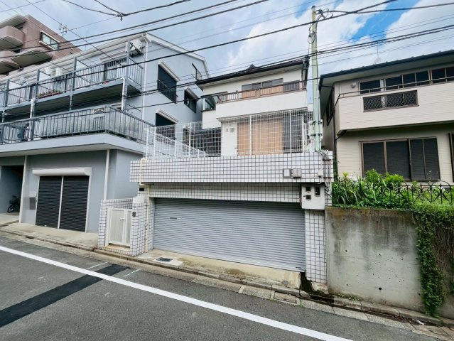 【外観】 | 板橋区徳丸５丁目　中古戸建て | 地下1階から地上2階までの堂々とした佇まい、地下車庫付