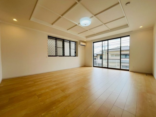 【居間・リビング】 | 板橋区徳丸５丁目　中古戸建て | 光と風があふれる開放的な明るい雰囲気のLDK