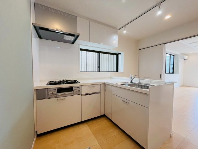 【キッチン】 | 板橋区徳丸５丁目　中古戸建て | 清潔感のあるホワイト調で統一されたキッチン