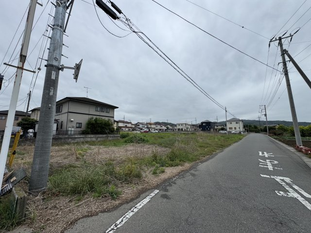 -三丁目不動産-　深谷市武蔵野　売土地の前面道路含む現地写真