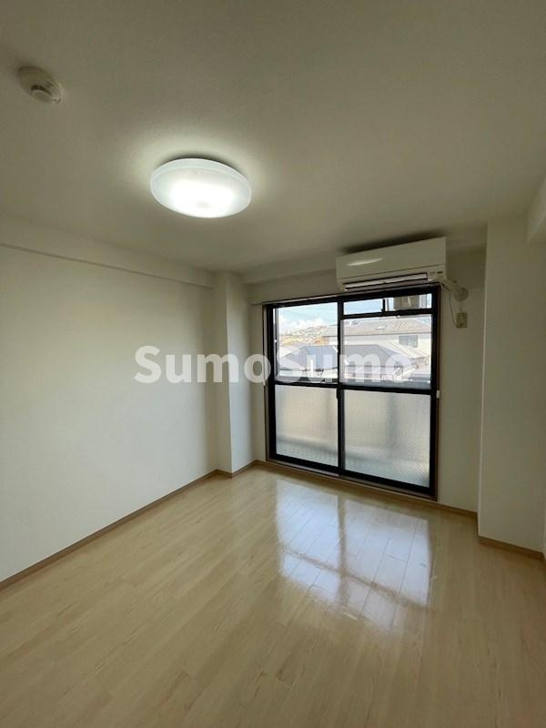 神戸市垂水区瑞穂通の賃貸マンションの寝室|広くて明るい寝室