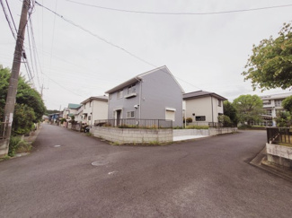 【前面道路含む現地写真】 | 6ｍ幅の角地で隣地との圧迫感を感じません。駐車もラクラク