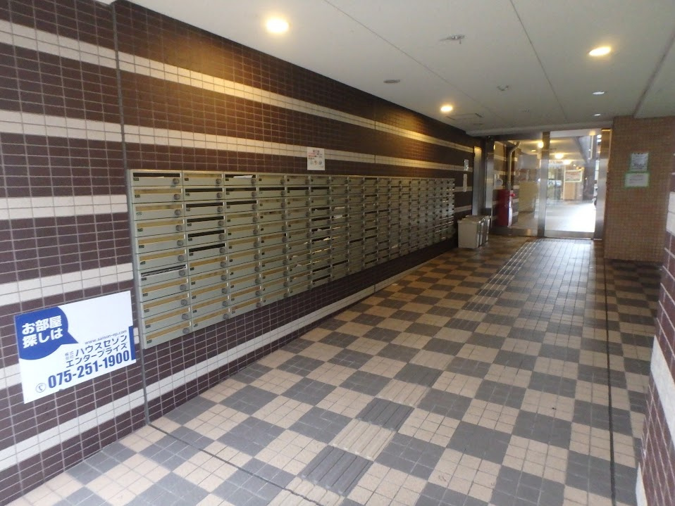 ハウスセゾン四条通のエントランス