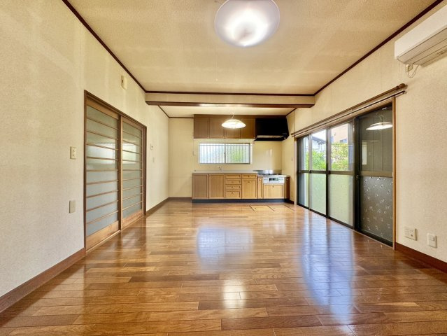 牛久市刈谷町中古戸建の居間・リビング