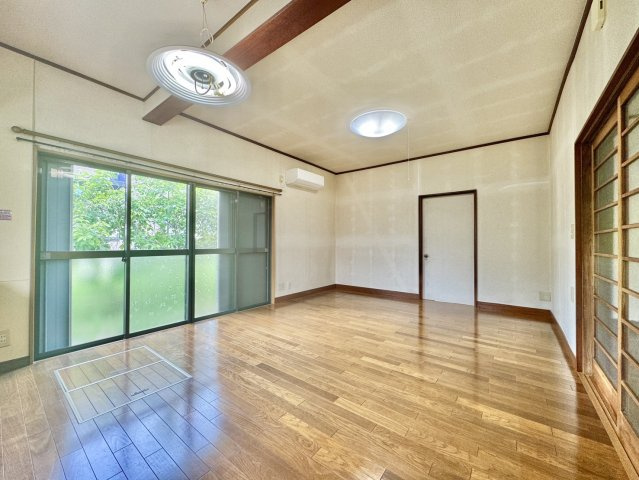 牛久市刈谷町中古戸建の居間・リビング