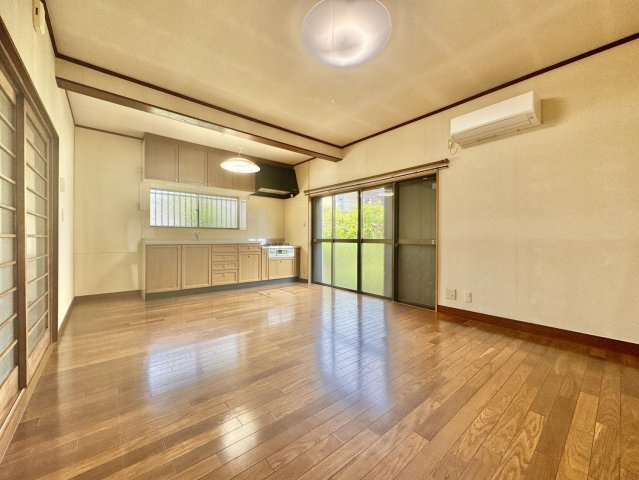 牛久市刈谷町中古戸建の居間・リビング