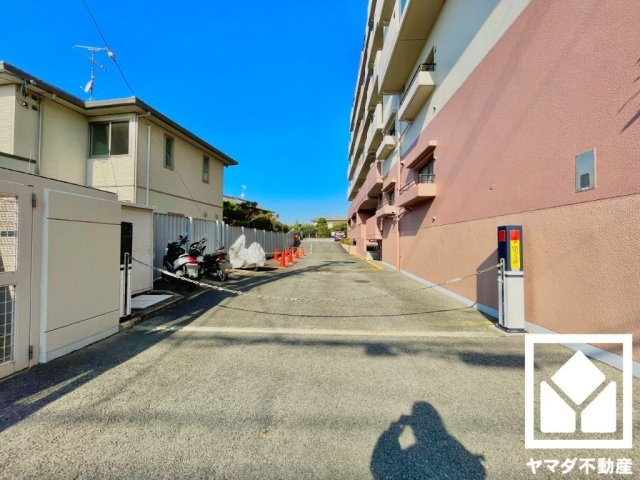 ルネ宇治・南陵町南の駐車場