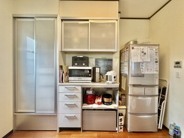 古河市上辺見中古戸建のキッチン|壁と一体化している食器棚