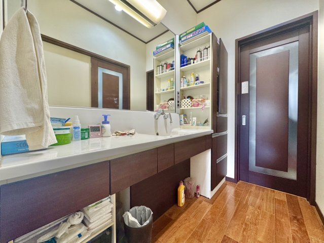 古河市上辺見中古戸建の洗面所|洗面化粧台で身だしなみも整います♪