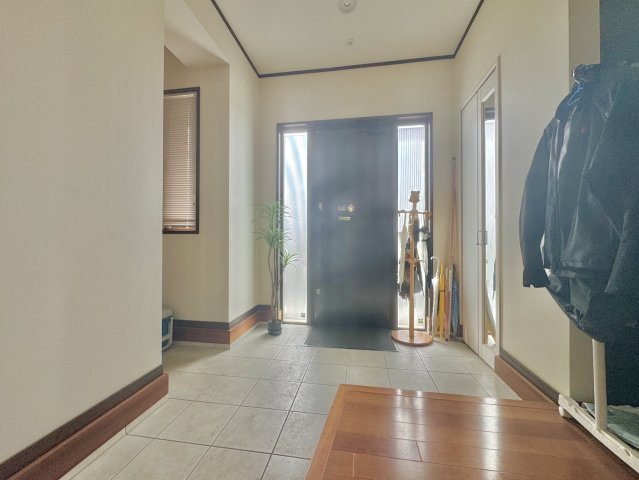 古河市上辺見中古戸建の玄関|ドアのサイドにイルミネーションあり♪