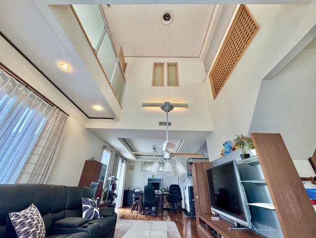 古河市上辺見中古戸建の内装|降下中のシーリングファンライトでお掃除や電球交換も楽々♪