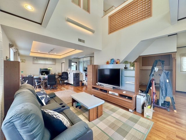 古河市上辺見中古戸建の居間・リビング|夜の間接照明でテンション上がります♪