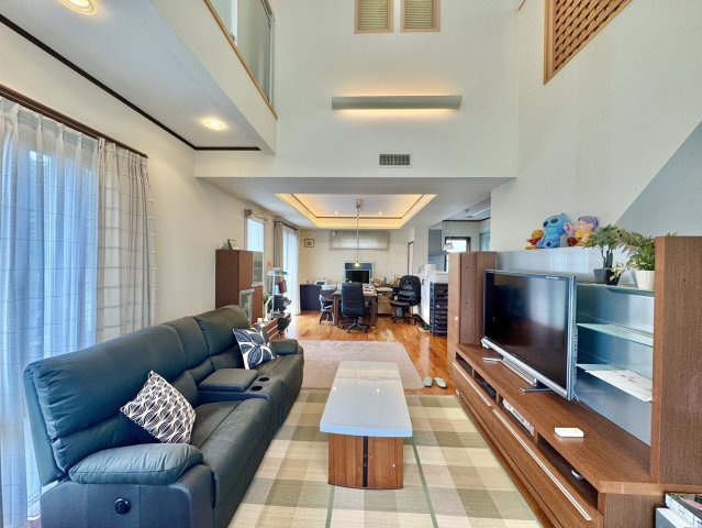 古河市上辺見中古戸建の居間・リビング|開放感のある吹き抜け仕様