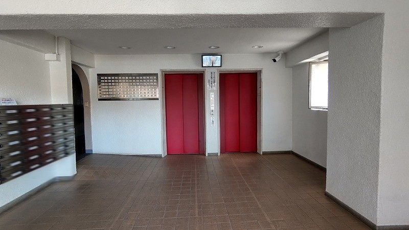 日商岩井箕面ハイツA棟のその他共用部分|エントランス
エレベーター内の防犯モニターあり
