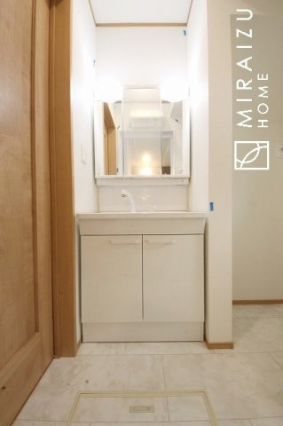 【独立洗面台】 | 洗濯機置き場、脱衣スペースもしっかりと確保されている洗面室。
水回りが集結した間取りなので、お料理やお洗濯物、お掃除の同時進行も可能です。