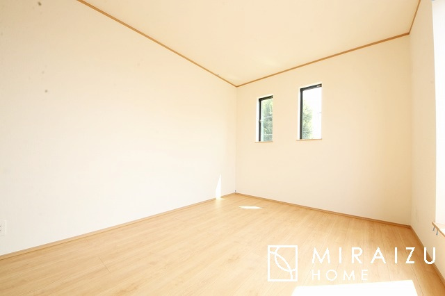 【洋室】 | 暮らしやすさを考えたプランで快適な現地ロケーションを実現。安らぎに満たされる、ゆとりのある日々を過ごせます♪