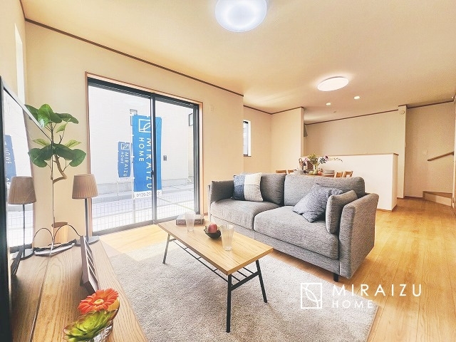 【居間・リビング】 | お子さんが宿題をしたり、ちょっとした作業もできる、家族みんながそれぞれの時間を過ごせるリビングです。