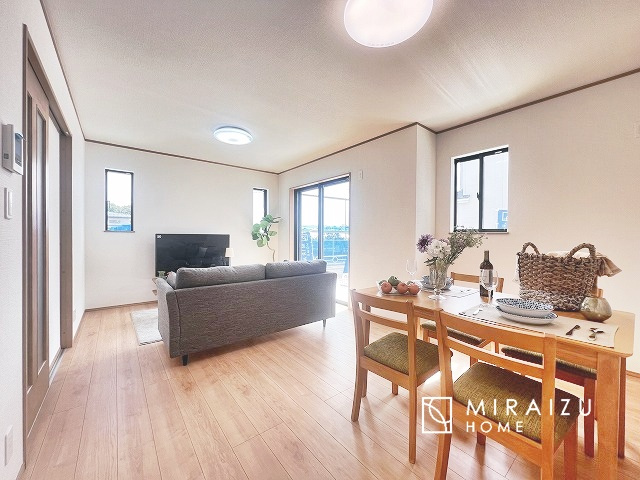 【居間・リビング】 | 窓が多いと温かな太陽の光と心地いい風が室内へと入ります。家族が集まるリビングは明るく過ごしやすいつくりです。窓が多いお家は住みやすい証です。