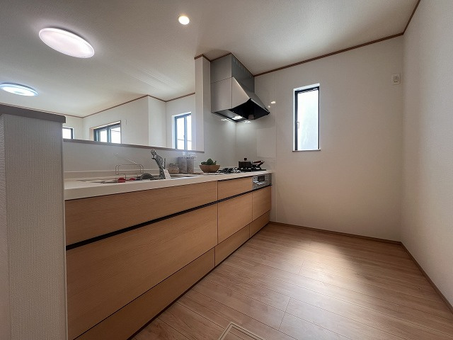 【キッチン】 | 収納に様々な工夫がされていて出しやすく片付けやすい、散らかりにくいキッチンになっています！人工大理石の天板や深型シンクなど、デザイン性と機能性を兼ね備えているので見せたいキッチンになっています。