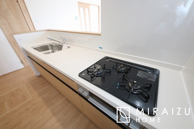 【キッチン】 | 広々としたキッチンは大きな深型シンク、3口コンロ、換気扇、大きなお鍋から小物まで取り出しやすさを考えられた引き出し収納の付いたシステムキッチンです。