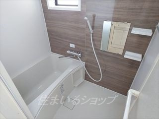 グランディール濱本Bの浴室|サーモ付きシャワー水栓・窓あり