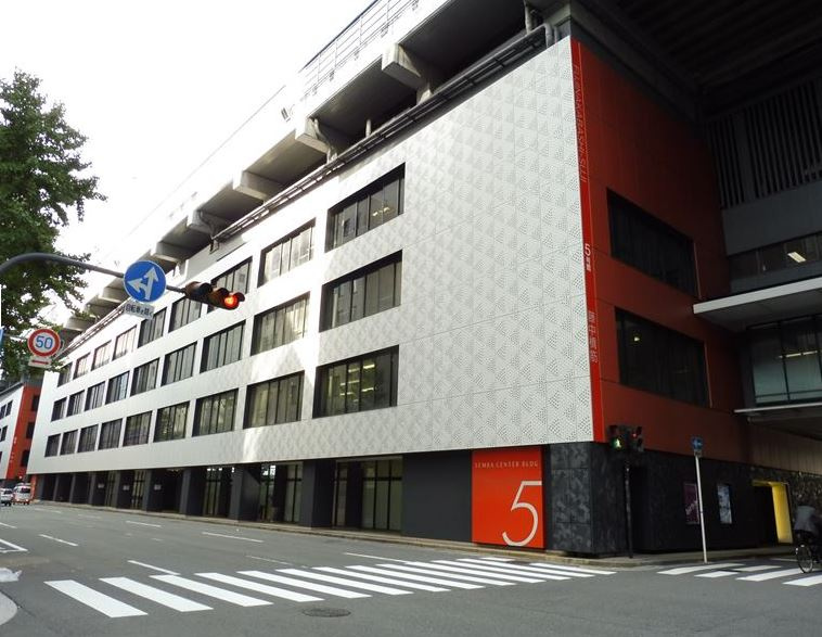 船場センタービル5号館の外観