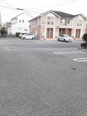 ラミアカ－メラ　ドゥエの駐車場