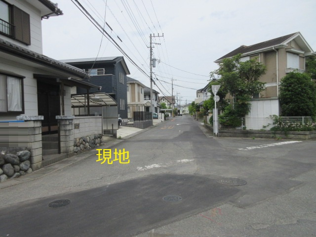中古戸建　東松山市殿山町2-6（リフォーム住宅）の前面道路含む現地写真
