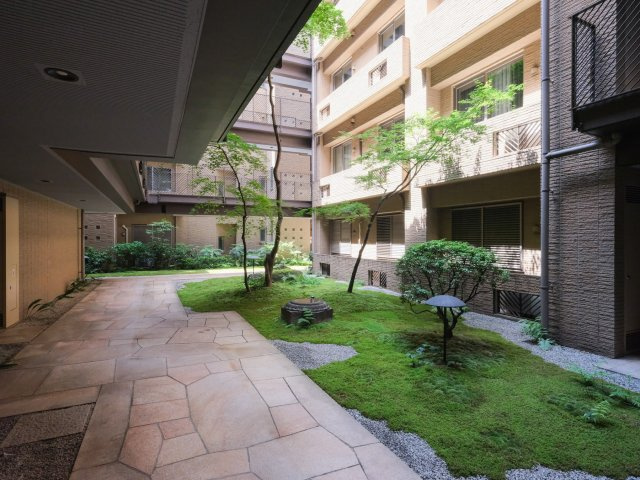 パーク・コート市谷加賀町二丁目の庭