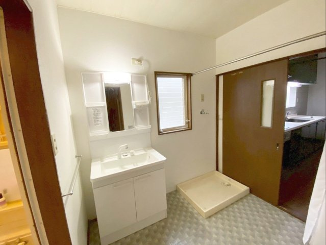 《オーナーチェンジ》福岡市東区雁の巣２丁目住宅付き店舗の独立洗面台|【居住スペース】