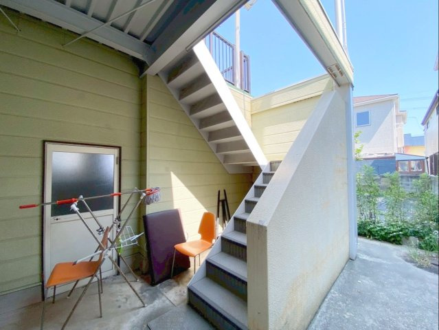 《オーナーチェンジ》福岡市東区雁の巣２丁目住宅付き店舗の外観|居住スペースへの階段です！