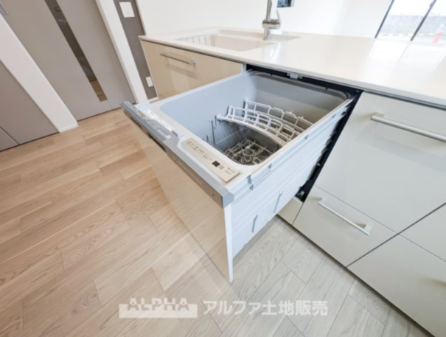 国立市谷保新築オール電化戸建のキッチン|【Food washing machine】
◆食洗機◆お子様の面倒を見れる時間が増え時短になります。加えて手荒れも防げてしかも節水が高い為、大変人気があり重宝します。