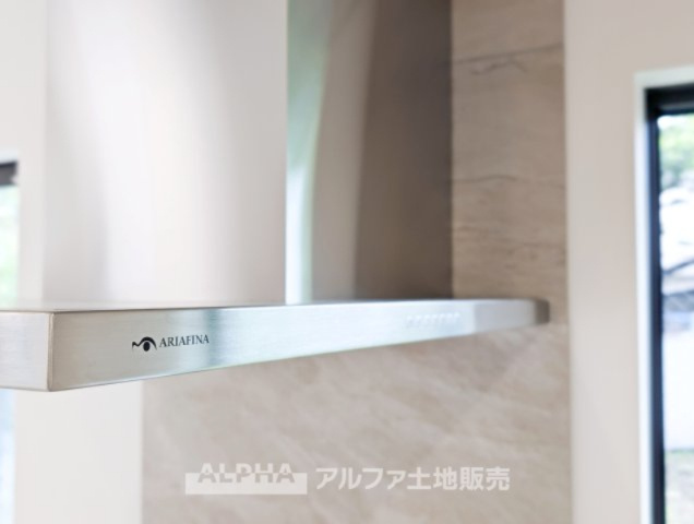 国立市谷保新築オール電化戸建のキッチン|【Range hood】
◆レンジフード◆武骨なまでに磨きこまれたステンテクスチャーはコンテンポラリー・デザイン。ダウンライトがフードを照らし煌めきの瀟洒なキッチンを演出する。